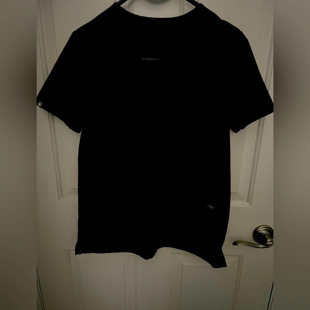 Figs 2 pocket tech top